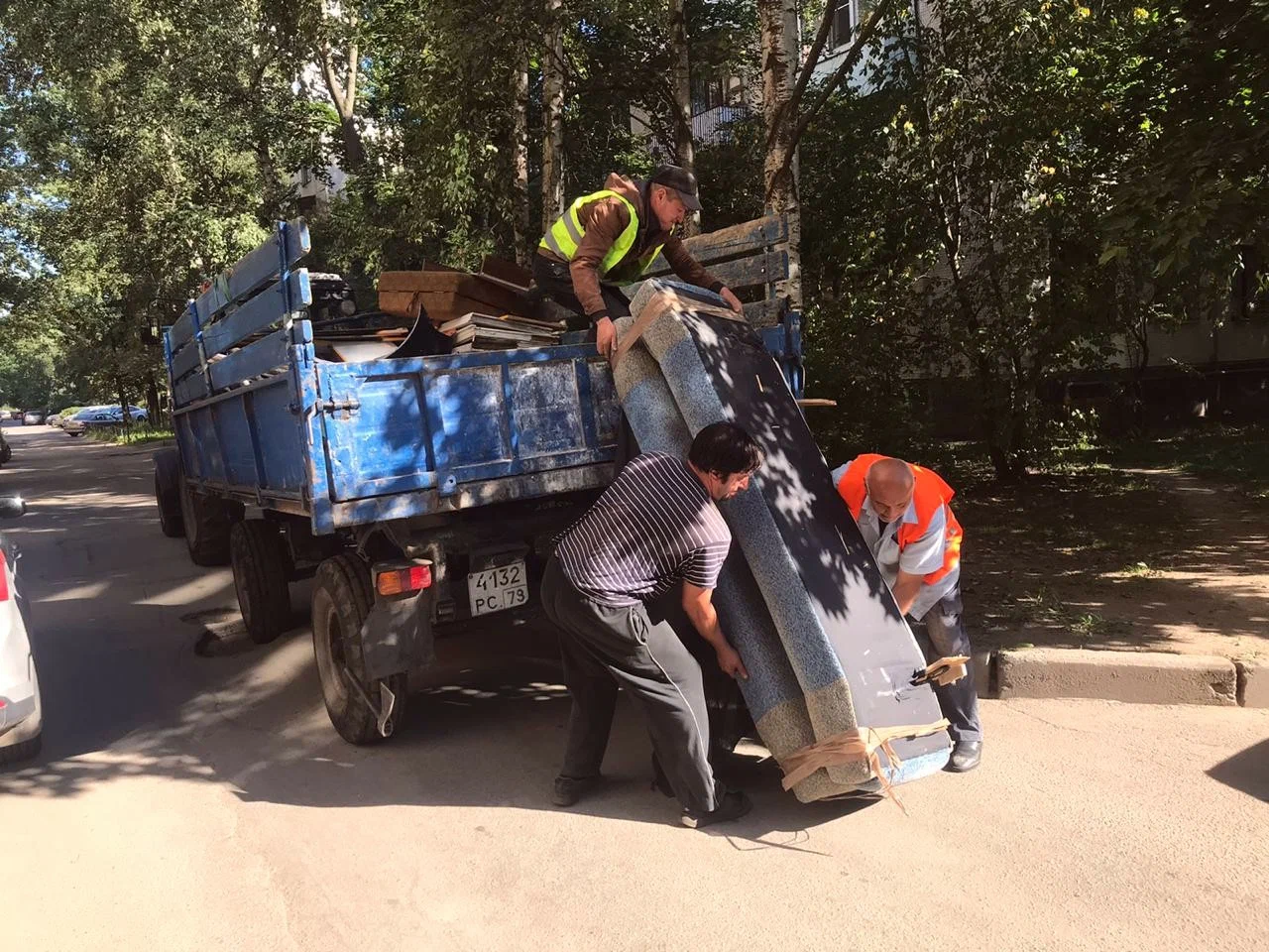 Профессиональный вывоз крупногабаритного мусора в Тихвине в октябре