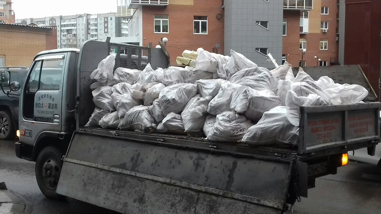 Вывоз строительного мусора в Тихвине в октябре
