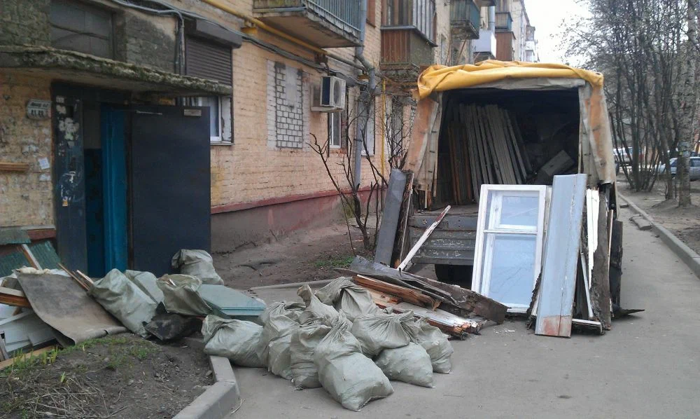 Вывоз мусора после ремонта в Тихвине от ПроМусор — цены от 4918 руб., быстро и недорого