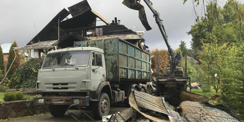 Вывоз мусора после пожара с утилизацией в Тихвине в октябре