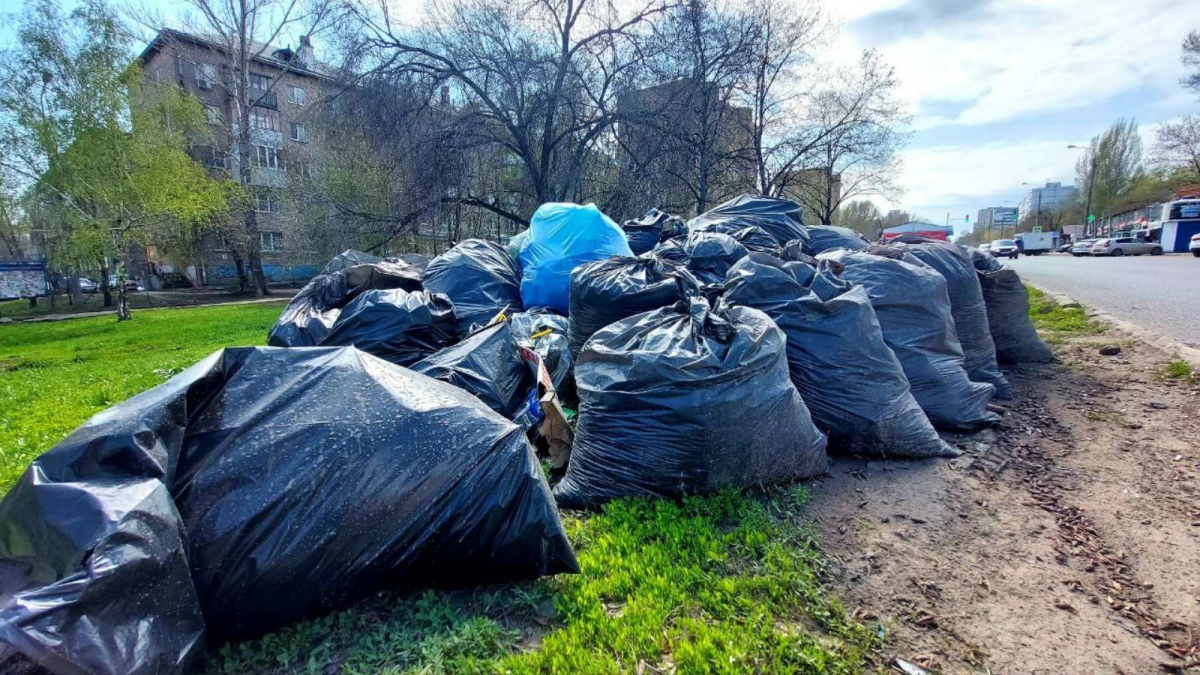 Вывоз и утилизация мусора после субботника в Тихвине в октябре