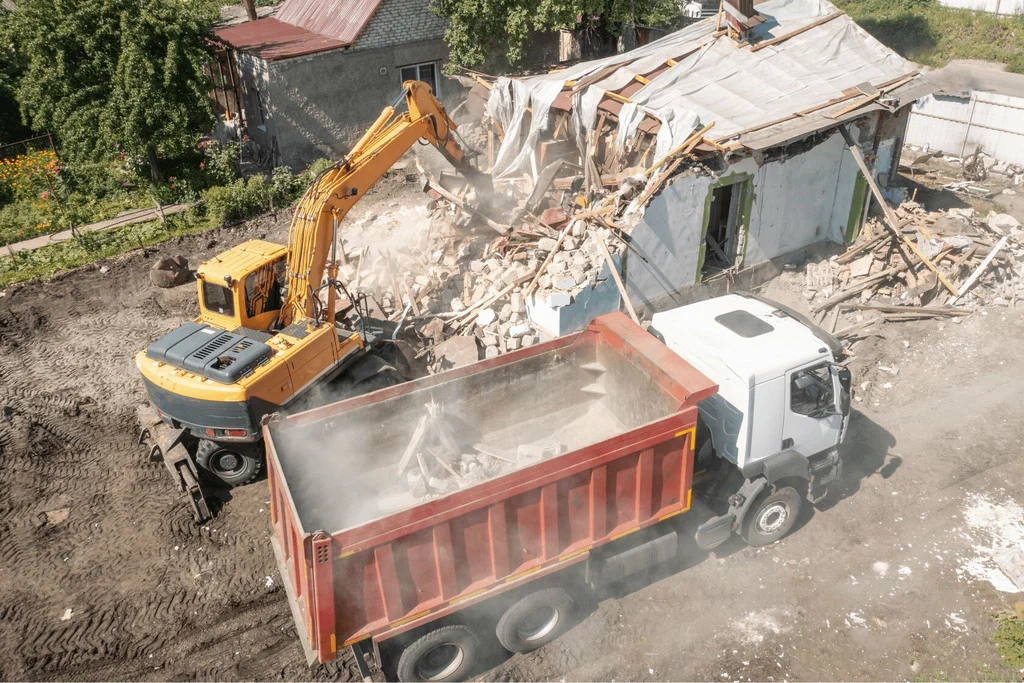Вывоз мусора после сноса зданий с выездом в Тихвине в октябре
