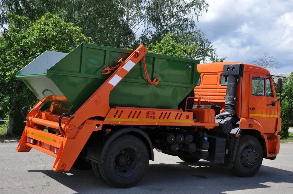 Заказ бункеровоза для вывоза мусора и отходов в Тихвине в октябре