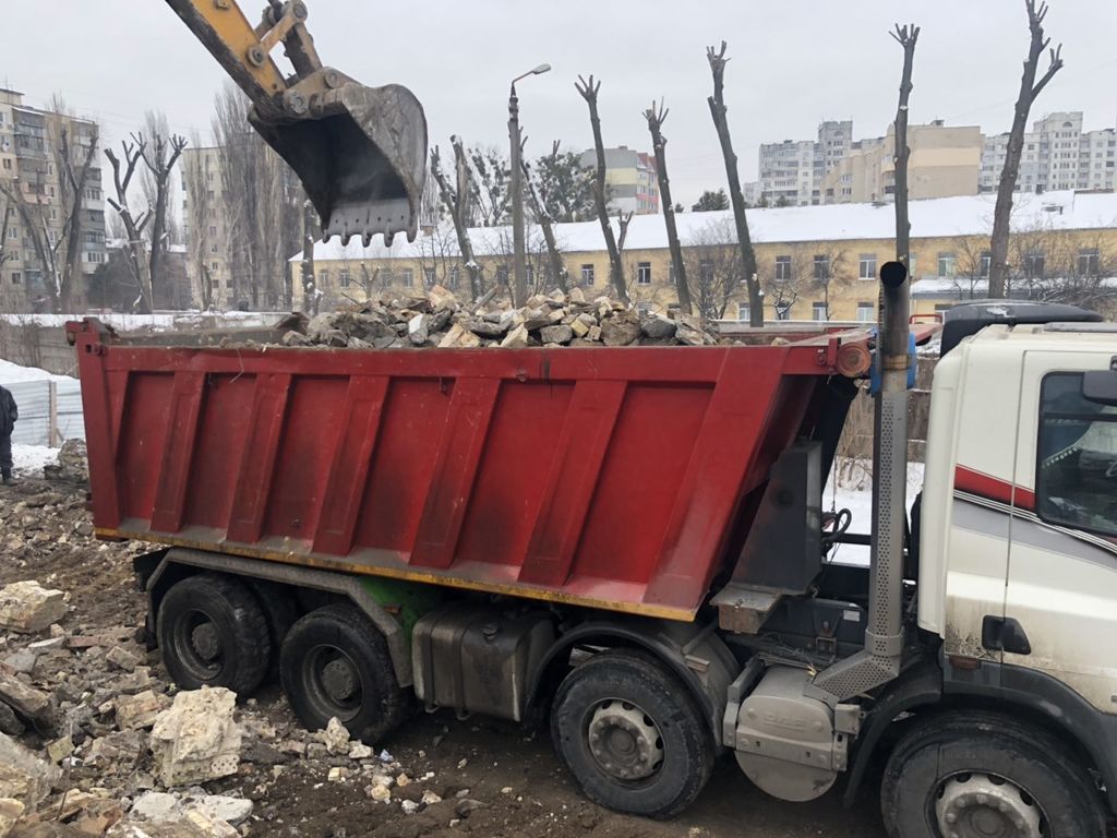 Вывоз мусора Камазом в Тихвине в октябре