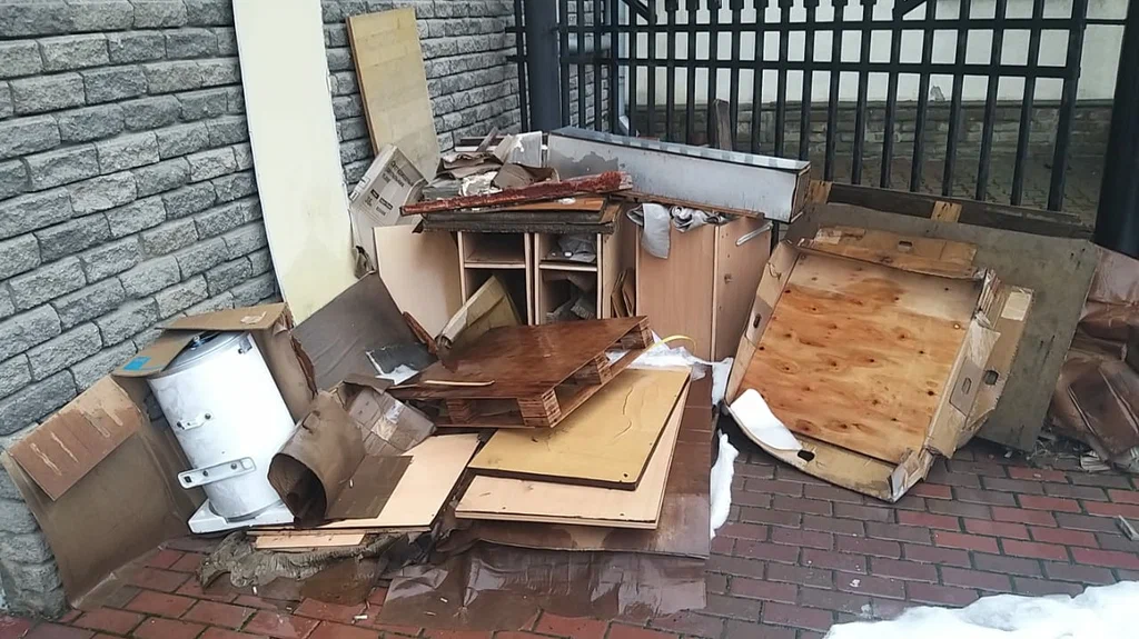 Вывоз старой мебели в Тихвине — недорого, с грузчиками, цены от 2623 руб | ПроМусор