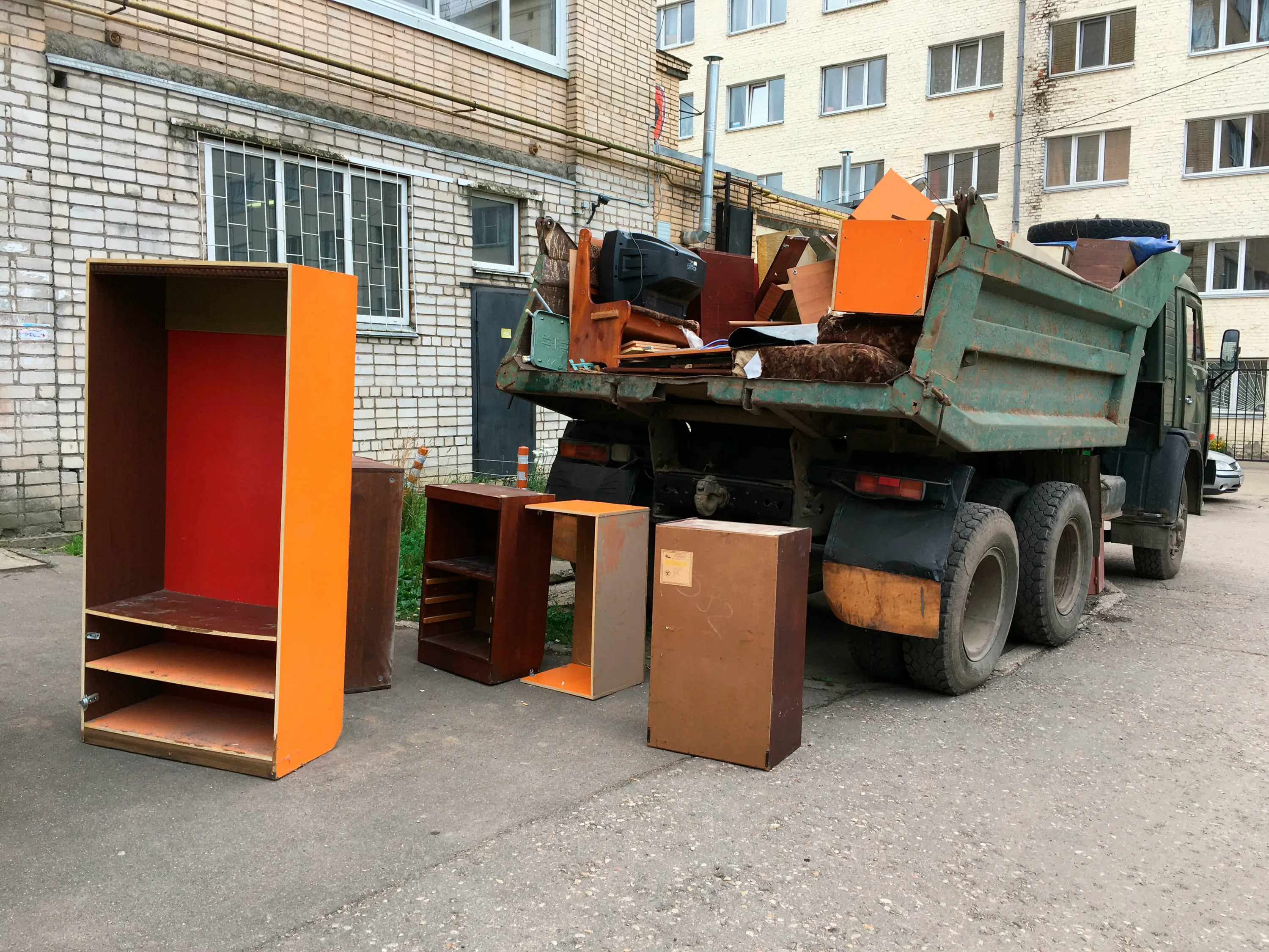 Утилизация старой мебели с вывозом и разбором в Тихвине в октябре