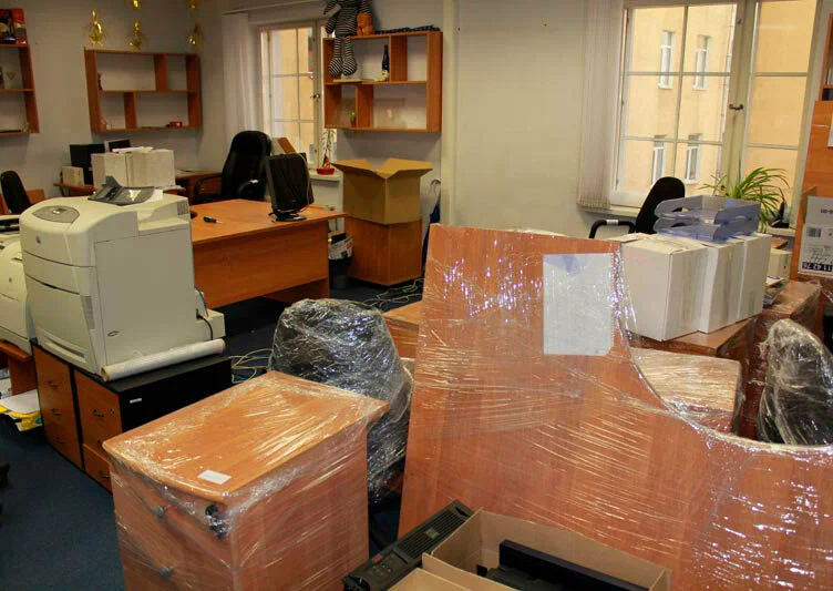 Вывоз старой офисной мебели в Тихвине в октябре