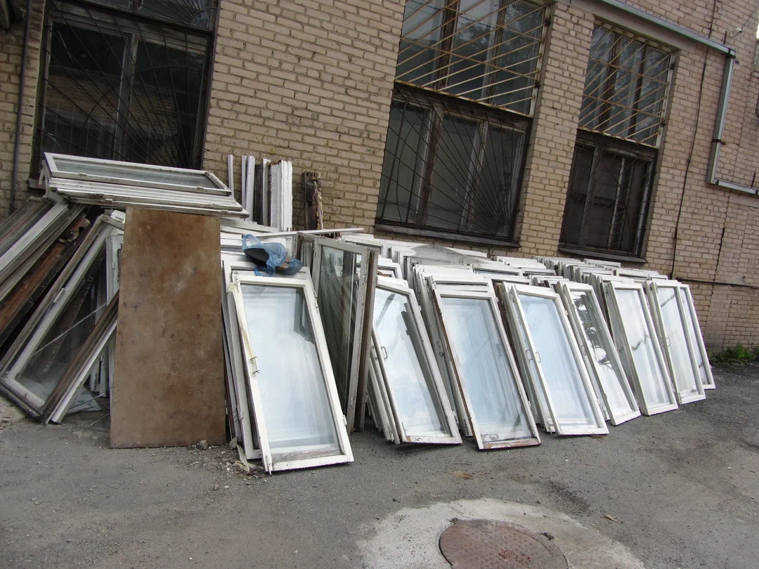 Вывоз оконных рам в Тихвине – утилизация стеклопакетов, рам и мусора от 546 руб. – ПроМусор