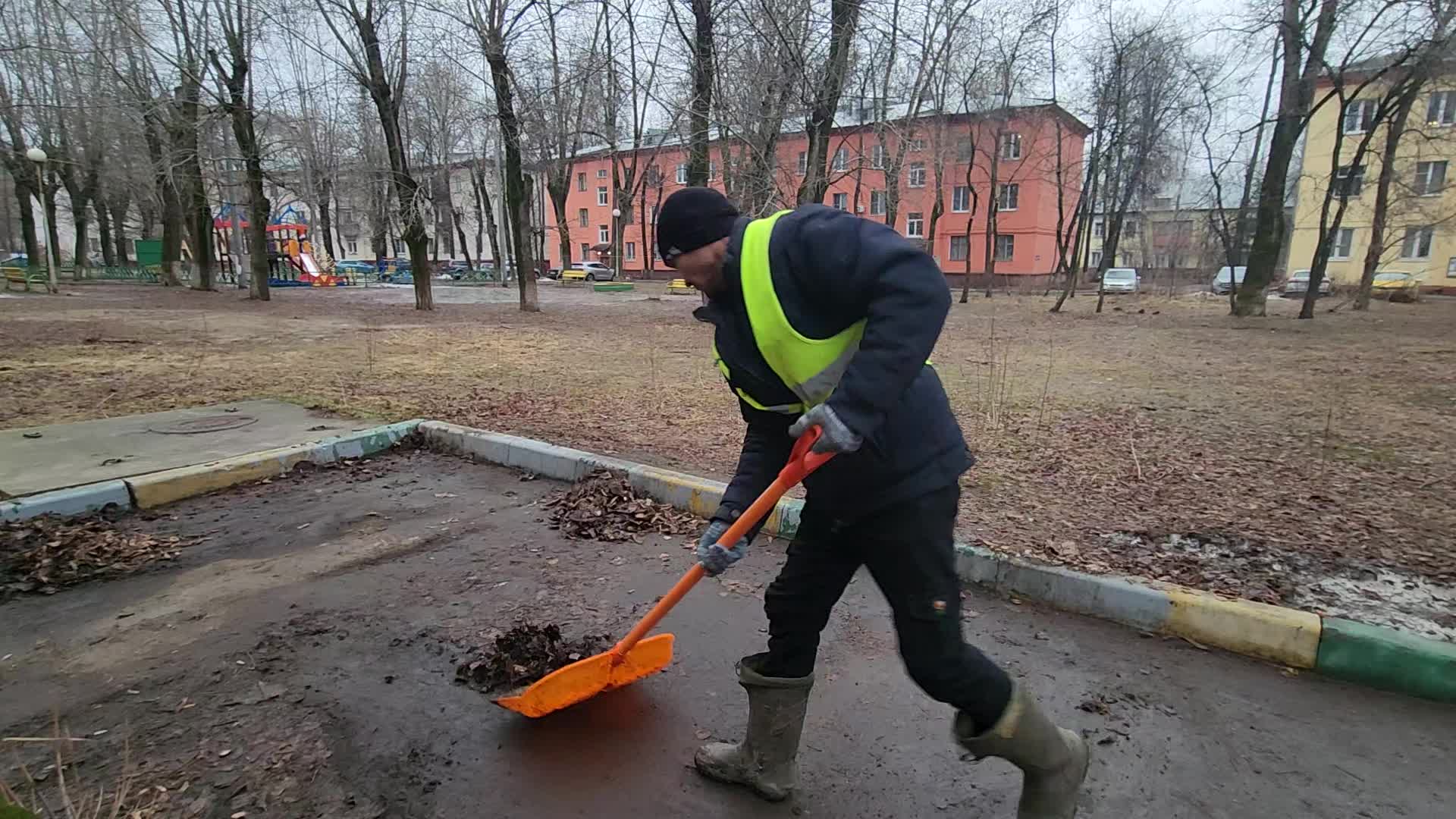 Уборка территорий в Тихвине в октябре