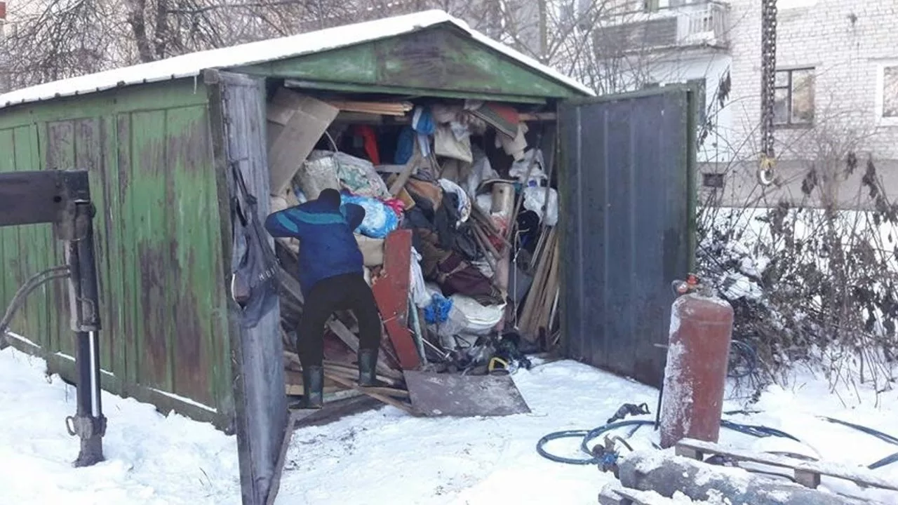 Вывоз мусора из гаража с гарантией чистоты в Тихвине в октябре