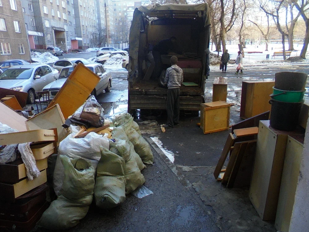 Вывоз мусора из подвала с утилизацией в Тихвине в октябре