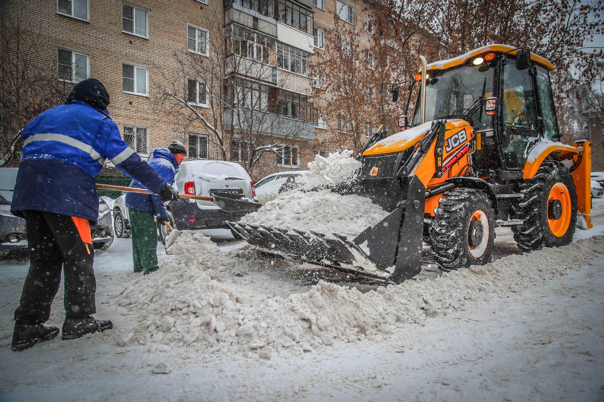 Очистка дворов от снега и наледи в Тихвине — уборка снега, трактор и ручная, цены от 546 руб. | ПроМусор