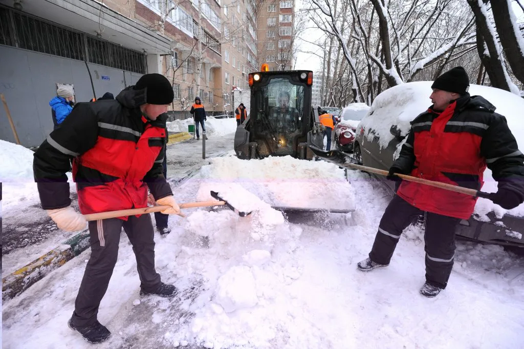 Очистка дворов от снега с гарантией результата в Тихвине в октябре