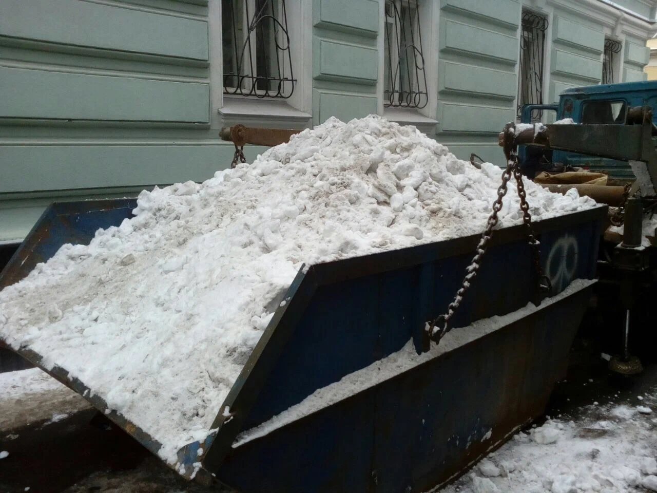 Вывоз снега контейнерами в Тихвине в октябре
