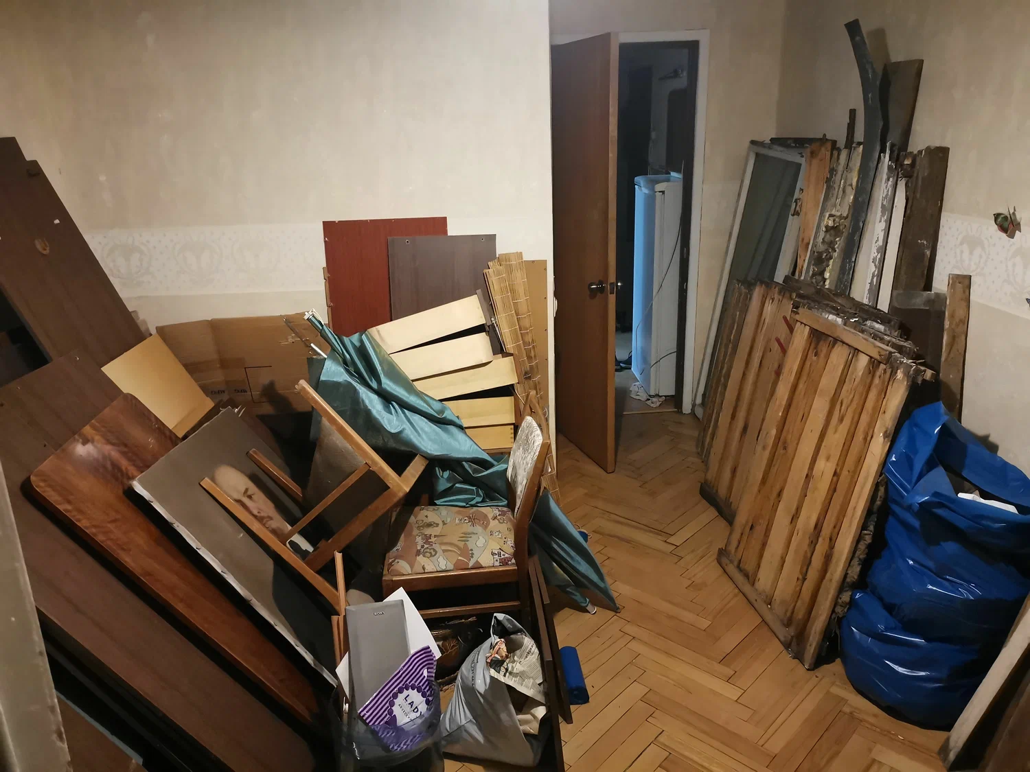 Демонтаж мебели с вывозом и утилизацией в Тихвине в октябре