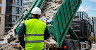 Вывоз строительного мусора в Тихвине: услуги лицензированной компании — ПроМусор